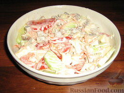 Овощной салат с языком: Соединяем все ингредиенты и заправляем овощной салат с языком соусом из йогурта и майонеза, или сметаной.   Приятного аппетита!