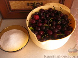 Вишневое варенье с косточками: Продукты для вишневого варенья перед вами.    Заранее промыть банки с содой. Простерилизовать банки и крышки.