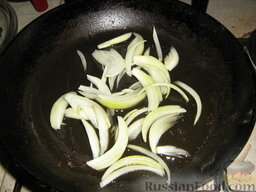 Стейк из телятины с луковым соусом: Как приготовить стейк из телятины на сковороде:    На растительном масле обжарьте лук, порезанный не очень тонко.