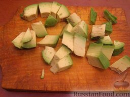 Фруктовый салат из клубники и авокадо: Авокадо разрезаем, очищаем от кожуры, вынимаем косточку. Мякоть нарезаем кубиками.