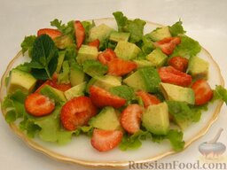 Фруктовый салат из клубники и авокадо: Поливаем фруктовый салат заправкой и сразу же подаем.    Можно при подаче посыпать фруктовый салат с клубникой измельченными орехами.    Приятного аппетита!