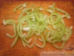 Салат с жареными креветками и пармезаном: Сладкий перец нарезать тонкими полосками.