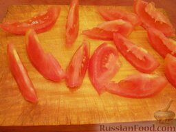 Салат с жареными креветками и пармезаном: Помидоры нарезать тонкими дольками.
