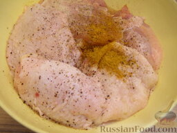 Курица в сырно-яблочной "шубке": Как приготовить запеченную курицу с сыром и яблоками:    Куриные бедрышки натереть солью, перцем и куркумой. Оставить на 10-15 минут.