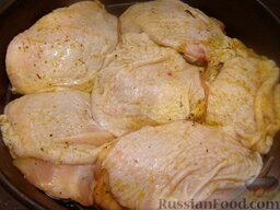 Курица в сырно-яблочной "шубке": Включить духовку. В форму для запекания выложить куриные бедрышки.