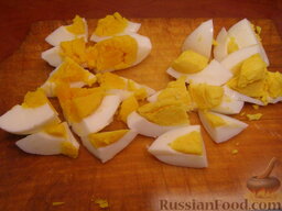 Салатный микс с яйцом и авокадо: Яйца отварить вкрутую. Очистить и крупно нарезать.