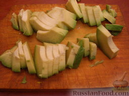 Салатный микс с яйцом и авокадо: Мякоть авокадо нарезать ломтиками.