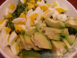 Салатный микс с яйцом и авокадо: Смешать листья салат, авокадо и яйца. Перемешать салат с авокадо, аккуратно 