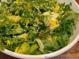 Салатный микс с яйцом и авокадо: Перемешанный салат с авокадо полить заправкой и посыпать семенами кунжута.