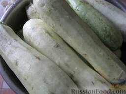 Салат из кабачков, консервированный на зиму: Как приготовить салат из кабачков на зиму:    Кабачки помыть.