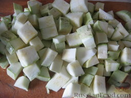 Салат из кабачков, консервированный на зиму: Отрезать плодоножку. Нарезать кубиками 1х1 см.