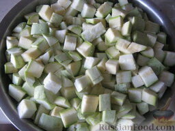 Салат из кабачков, консервированный на зиму: Сложить подготовленные кабачки в миску.