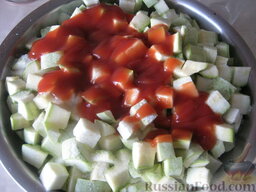 Салат из кабачков, консервированный на зиму: К кабачкам добавить сахар, растительное масло, соль и уксус. Влить в кабачки соус 