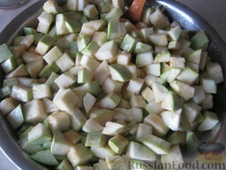 Салат из кабачков, консервированный на зиму: Миску с кабачками поставить на огонь, довести до кипения (около 15 минут).