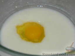 Пышные оладьи на молоке: Выпустить в молоко яйцо.