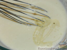 Пышные оладьи на молоке: Влить в тесто растительное масло.