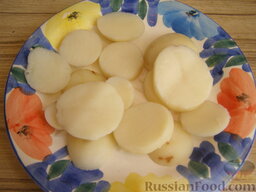 Запеканка-омлет с картошкой и колбасой: Как приготовить омлет в духовке:    Отварной картофель нарежьте кружочками или ломтиками толщиной 0,7-1 см.