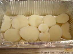 Запеканка-омлет с картошкой и колбасой: Включите духовку - она должна нагреться до 200 градусов.    Дно и бока формы смажьте растительным маслом. Выложите ломтики картошки в один слой.