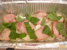Запеканка-омлет с картошкой и колбасой: Порвите руками листья базилика и посыпьте ими мясной слой. Можно использовать сухой базилик. А можно взять, например, петрушку.