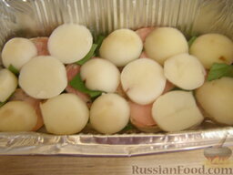 Запеканка-омлет с картошкой и колбасой: Следующим слоем снова выложите ломтики картошки.