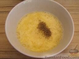 Запеканка-омлет с картошкой и колбасой: Теперь нужно приготовить заливку. Для этого слегка взбейте яйца (можно добавить молоко), добавьте соль, перец. Перемешайте.