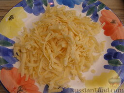 Запеканка-омлет с картошкой и колбасой: Натрите на терке сыр.