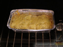 Запеканка-омлет с картошкой и колбасой: Когда сыр расплавится и немного подрумянится, выключите духовку, но оставьте омлет в духовке еще на 10 минут.