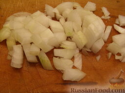 Суп из сушеных грибов с лапшой: Лук очистить, вымыть и мелко нарезать.