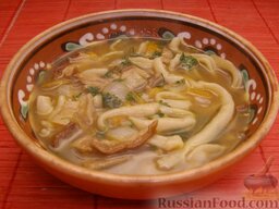 Суп из сушеных грибов с лапшой: Насыпать суп из сушеных грибов в тарелки, а лучше в глиняные расписные миски.    Приятного аппетита!