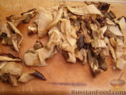 Суп из сушеных грибов с лапшой: Подготовленные грибы отжать (воду не выливать), нарезать соломкой (лапшой).