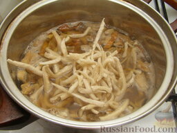Суп из сушеных грибов с лапшой: В грибной бульон положить лапшу. Варить 10 минут.    Можно заменить лапшу любыми макаронами, но с лапшой - оно душевнее )))    У меня суп постный, поэтому и домашняя лапша у меня постная.