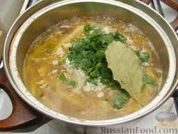 Суп из сушеных грибов с лапшой: Выложить в суп зелень и лавровый лист. Размешать, накрыть суп из сушеных грибов крышкой и снять с огня. Дать постоять 10 минут. Вынуть лавровый лист.