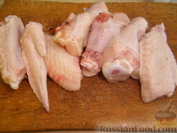 Куриные крылышки в медово-соевом соусе: Как приготовить куриные крылышки в медово-соевом соусе:    Крылышки вымыть, обсушить. Каждое крылышко разрезать на три части (по суставу). Самые крайние кусочки обычно не используют, но у нас есть любители)), поэтому я их тоже запекаю.
