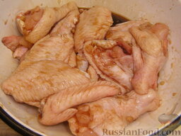 Куриные крылышки в медово-соевом соусе: Куриные крылышки выложить в миску, залить маринадом и оставить в медовом соусе на 20 минут. За это время несколько раз перемешать.