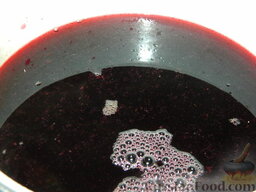 Вишневый сок: Из вишни постепенно будет выделяться сок, который нужно будет сливать в другую неокисляющуюся посуду и поставить в холодное место. Полученный вишневый сок процедить.   В полученный сок добавить сахар и довести до кипения.  Сами ягоды вишни можно использовать для приготовления вкуснейшего вишневого джема.