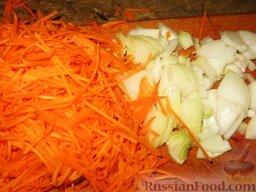 Летний борщ: Мелко порежем лук и мелкой соломкой натрем или порежем морковь.Очистим от семян перец и нарежем соломкой.