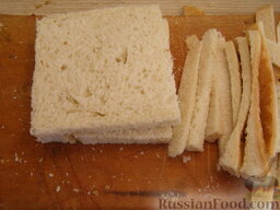 Французские тосты с бананами и сыром: Как приготовить французские тосты:    С хлеба срезаем все корочки. Лучше обрезать сразу по два кусочка, накладывая один на другой, чтобы края лучше совместились.