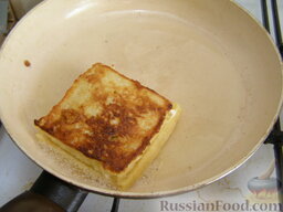 Французские тосты с бананами и сыром: Затем тост аккуратно переворачиваем и обжариваем с другой стороны, еще 3-4 минуты.