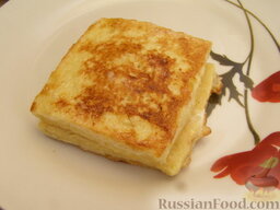 Французские тосты с бананами и сыром: Когда тост поджарился, перекладываем его на тарелку. Так обжариваем все французские тосты.