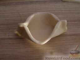 Тарталетки из слоеного теста "Лодочки": Тесто сложить пополам и тщательно залепить короткие стороны. Затем раскрыть получившийся кармашек.    Можно шов смазать яйцом (для крепости).