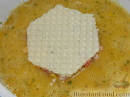 Мясные котлеты с сыром в вафельной "шубе": Опустите котлету в кляр.