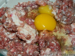 Мясные котлеты с сыром в вафельной "шубе": Смешать фарш с луком и выпустить 2 яйца.