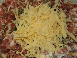 Мясные котлеты с сыром в вафельной "шубе": Измельчить на крупной терке сыр, добавить к фаршу.