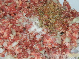 Оладьи с мясом: Посолить, поперчить по вкусу, добавить специи к мясу.