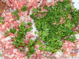 Оладьи с мясом: Измельчить зелень и добавить в фарш. Все тщательно вымешать.