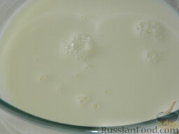 Домашние блины на молоке, с курицей: Тем временем приготовить тонкие блины на молоке. В миску влить молоко.