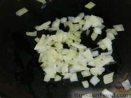 Домашние блины на молоке, с курицей: Тем временем очистить лук, нарезать и пассеровать.