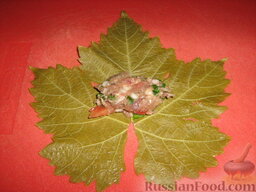 Долма (голубцы в виноградных листьях): На внутреннюю сторону листа выкладываем немного фарша.
