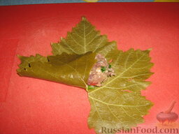 Долма (голубцы в виноградных листьях): Загибаем сначала одну нижнюю часть.