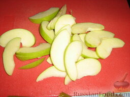 Долма (голубцы в виноградных листьях): Яблоко нарезаем тонкими ломтиками.